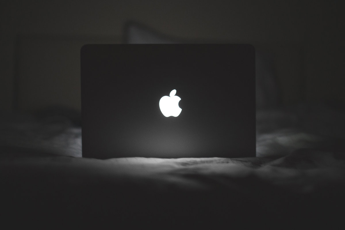 macbook-apple-logo-pexels-100763189-large